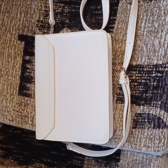 4/$60 White Le Chateau Purse - Small - Picture 2 of 10